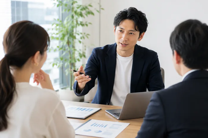 代理店とのミーティングで質問をしている様子