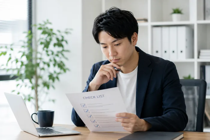 説明の準備としてチェックリストを確認する様子