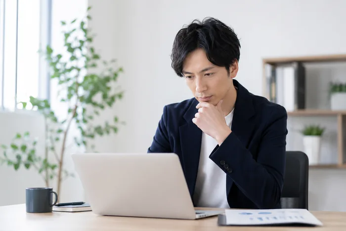 LPの構成を確認しながら考え込む様子