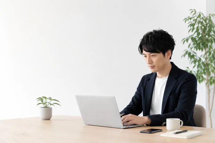 Web担当者を採用するべきか検討するデスクワークの様子