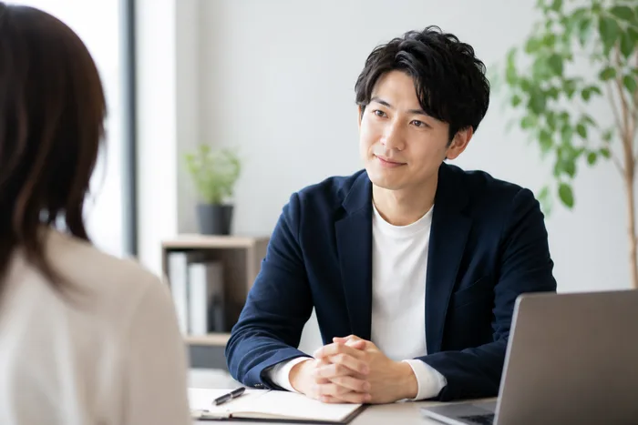 創業したばかりの会社の担当者が相談する様子