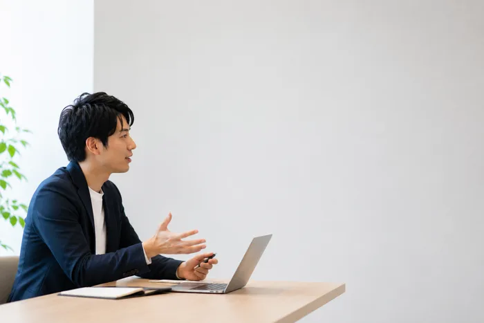 身振りを交えながら親身に相談に応じる様子