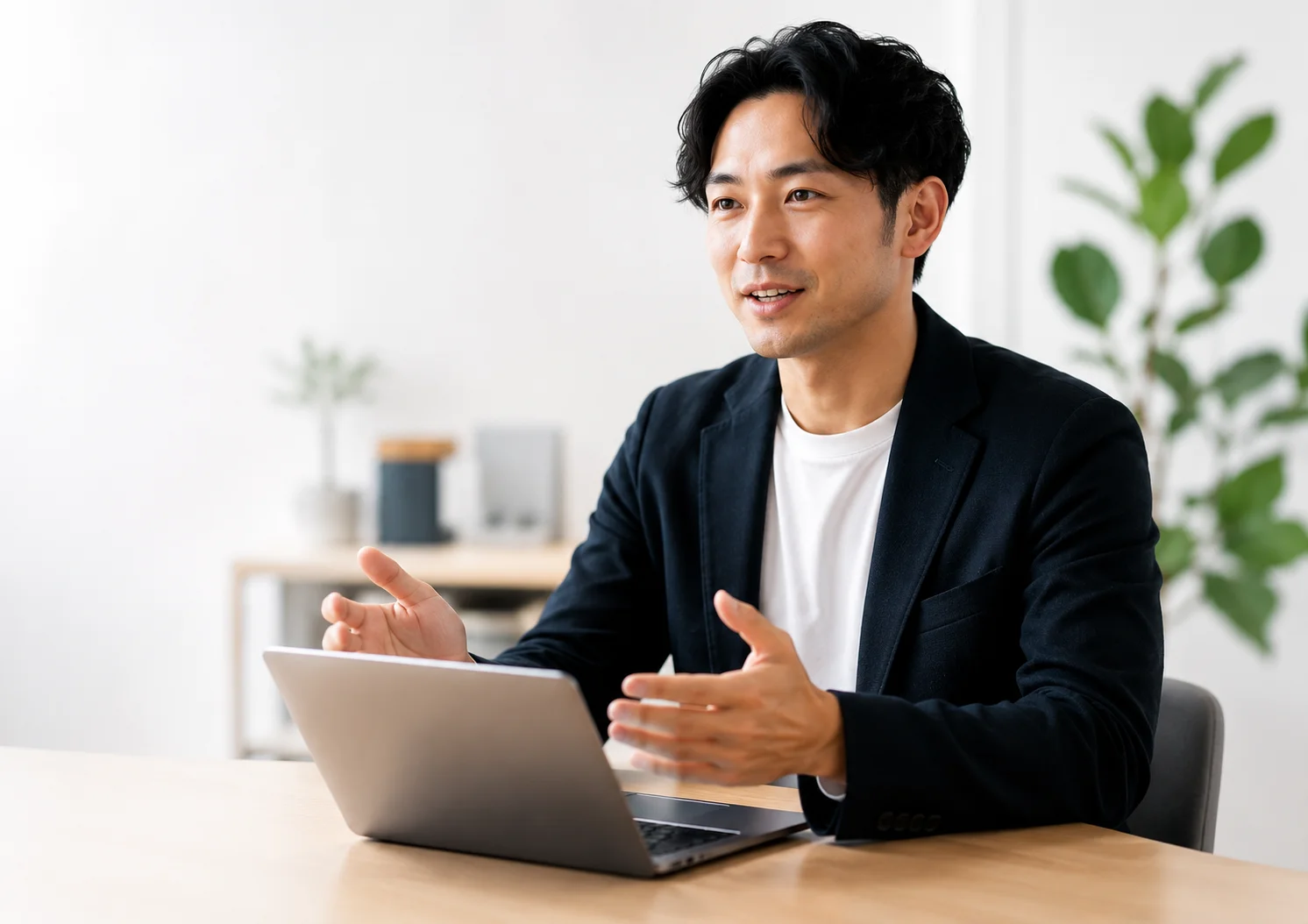 ノートパソコンを前に、身振りを交えて話す事業側のWeb担当スタッフ